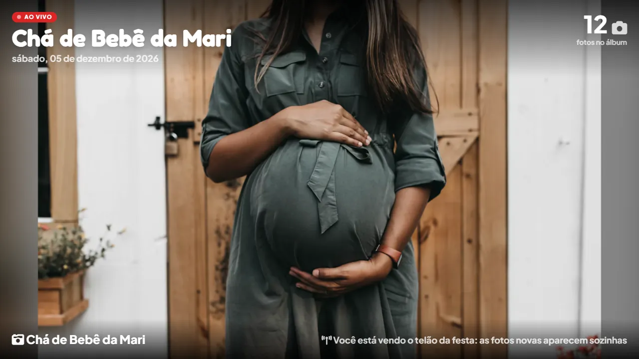 Telão ao vivo do Chá de Bebê da Mari com a foto da barriga e o contador de 12 fotos no álbum